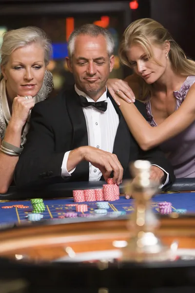 Man Roulette Table Surrounded Beautiful Women — Stock Photo, Image