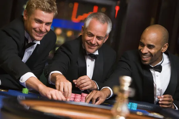 Grupo de amigos masculinos en la mesa de ruleta — Foto de Stock