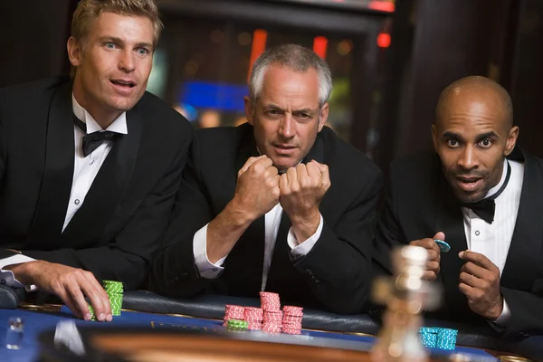 组的男性朋友赌博轮盘赌桌 — 图库照片