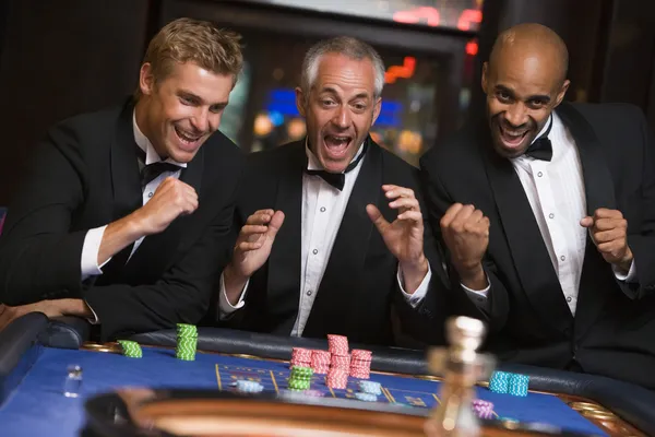 Grupo Hombres Celebrando Victoria Mesa Ruleta Casino — Foto de Stock