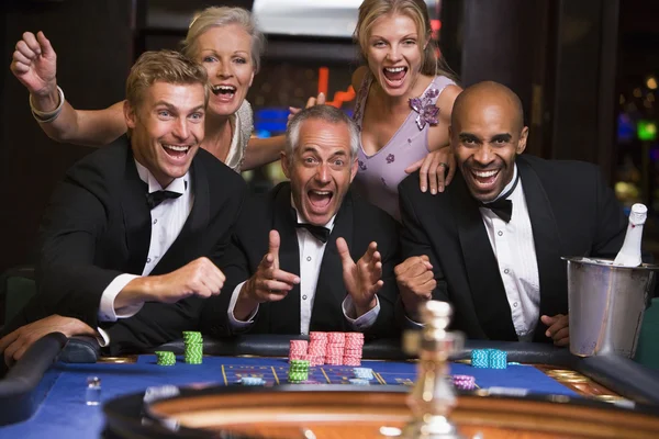 Grupp Vänner Firar Roulettebordet Casino — Stockfoto