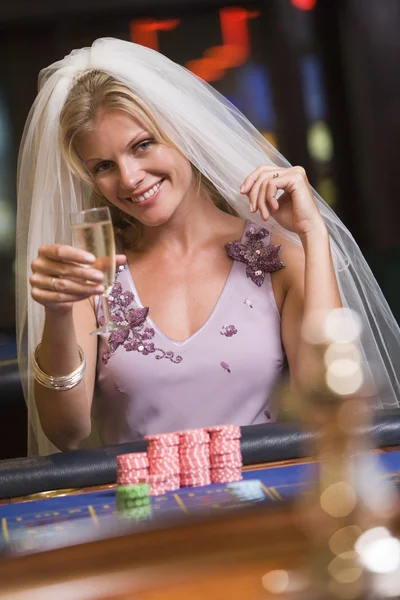 Γυναίκα που απολαμβάνει το νυφικό ντους στο καζίνο — Φωτογραφία Αρχείου