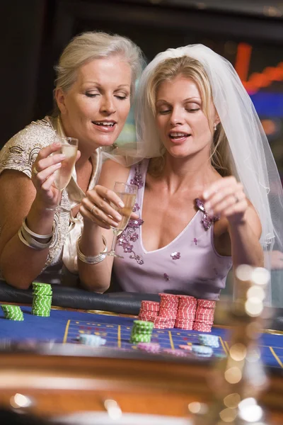 Kvinna firar brudkläder dusch i casino — Stockfoto