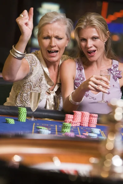 Δύο γυναίκες, τα τυχερά παιχνίδια στο τραπέζι της ρουλέτας — Φωτογραφία Αρχείου
