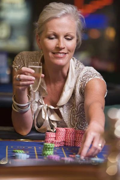 Vrouw gokken op roulettetafel — Stockfoto