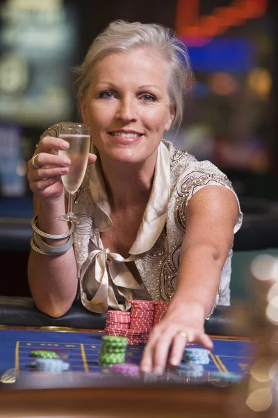 Γυναίκα Τυχερά Παιχνίδια Στο Τραπέζι Της Ρουλέτας Στο Καζίνο — Φωτογραφία Αρχείου