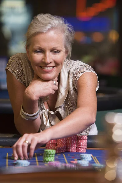 ルーレットのテーブルでギャンブルをする女性 — ストック写真