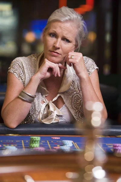 在赌场里的轮盘赌桌上输的女人 — 图库照片