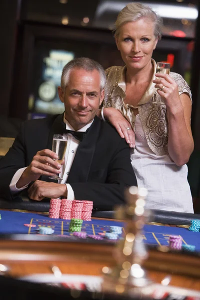 Juego en pareja en la mesa de ruleta — Foto de Stock