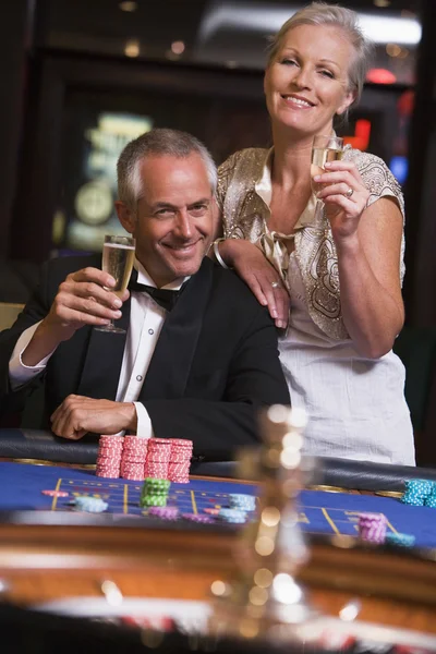 Pareja Apuestas Mesa Ruleta Casino — Foto de Stock