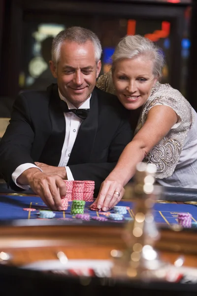 ルーレットのテーブルでギャンブルをするカップル — ストック写真