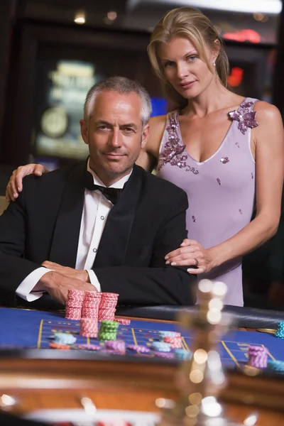 Pareja Apuestas Mesa Ruleta Casino —  Fotos de Stock
