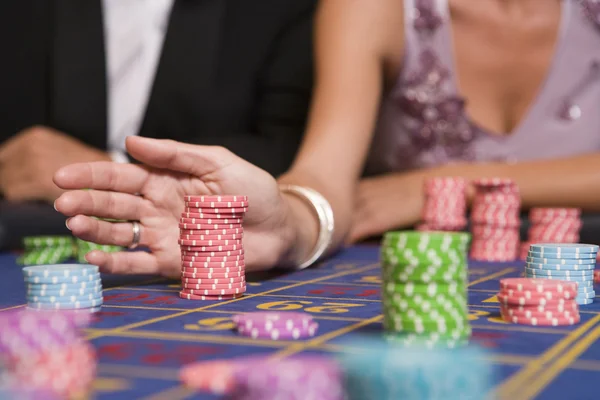Närbild på kvinnan att placera satsning på roulettebordet — Stockfoto