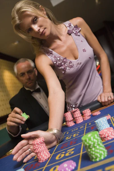 Paar Inzet Plaatsen Bij Roulettetafel Casino — Stockfoto