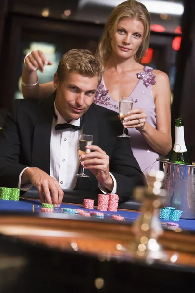 Ζευγάρι, τα τυχερά παιχνίδια στο τραπέζι του roulettte — Φωτογραφία Αρχείου