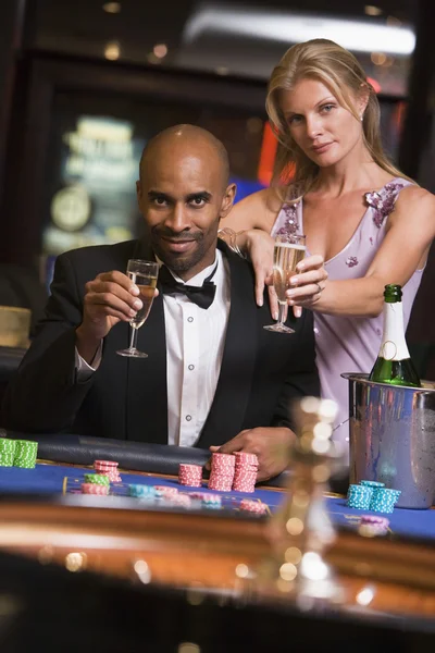 Gioco d'azzardo di coppia al tavolo della roulette — Foto Stock