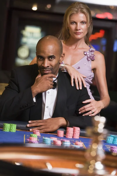 Ζευγάρι Τυχερά Παιχνίδια Στο Τραπέζι Της Ρουλέτας Στο Καζίνο — Φωτογραφία Αρχείου