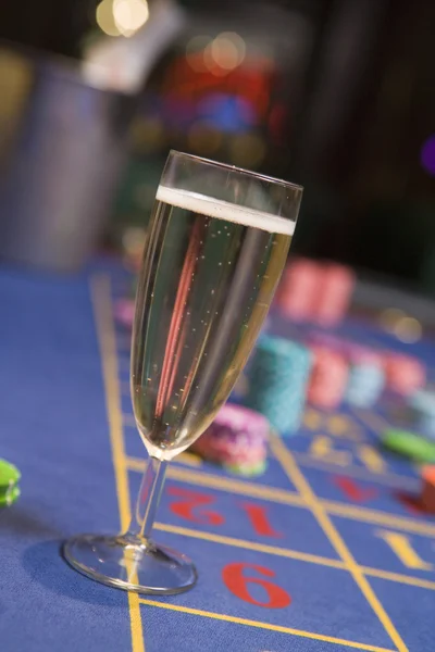Primo piano di bicchiere di champagne sul tavolo della roulette — Foto Stock