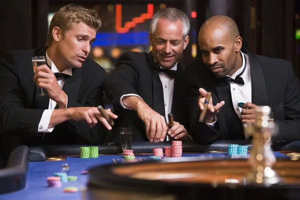 Grupo de hombres apostando en la mesa de ruleta — Foto de Stock