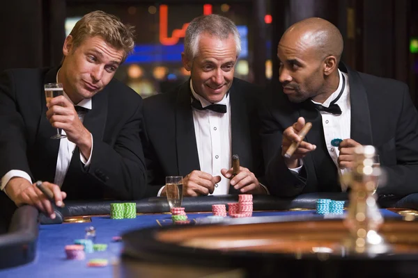 三名男子在轮盘赌博 — 图库照片