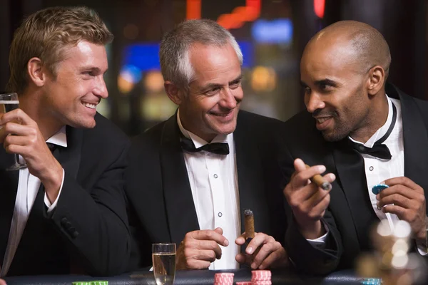 三名男子在赌场里的轮盘赌博 — 图库照片