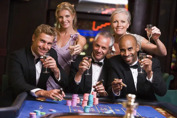 Ομάδα Φίλων Τυχερά Παιχνίδια Στο Τραπέζι Ρουλέτας Πίνακα — Φωτογραφία Αρχείου