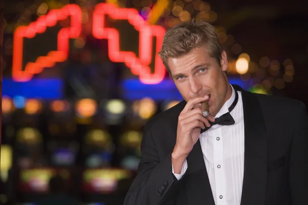 Pria Yang Berdiri Dalam Kasino Merokok Cerutu — Stok Foto
