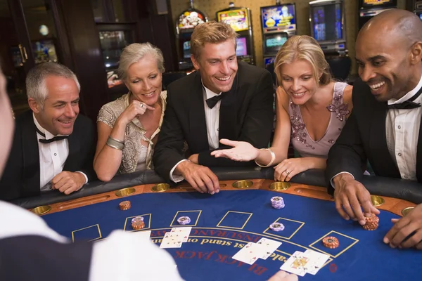 Cinq Assis Autour Table Blackjack Casino — Photo