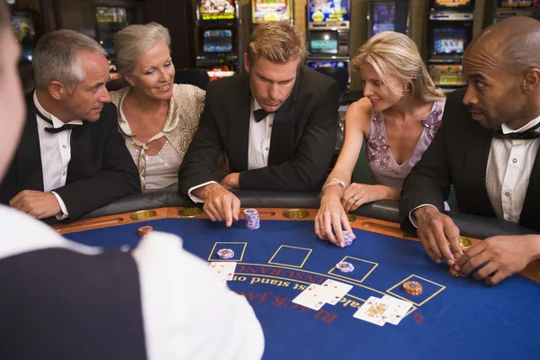 Groupe d'amis jouant au blackjack au casino — Photo
