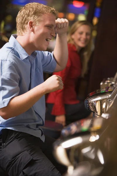 Mann Feiert Gewinn Spielautomaten Casino — Stockfoto