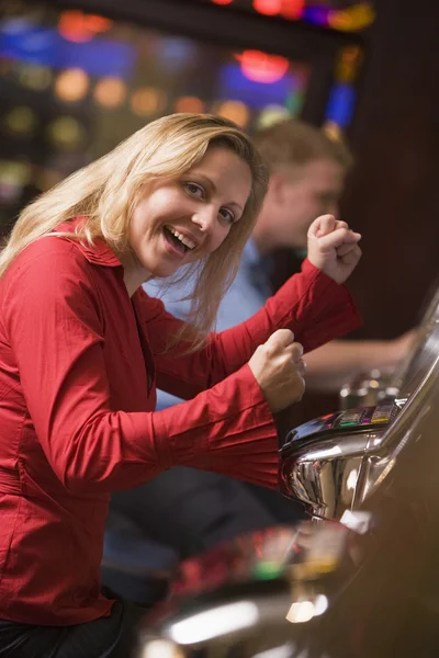 Kvinna Firar Seger Spelautomat Casino — Stockfoto