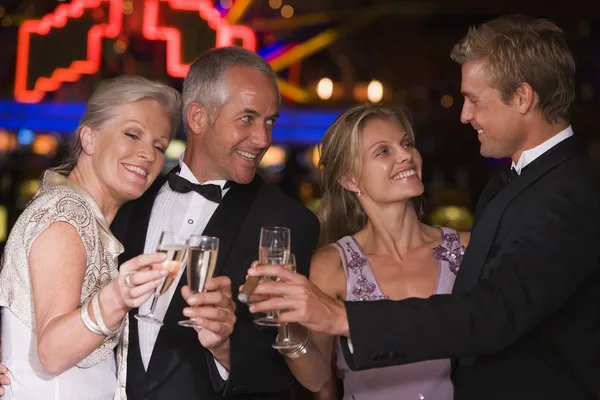 Grupo de amigos celebrando la victoria en el casino — Foto de Stock