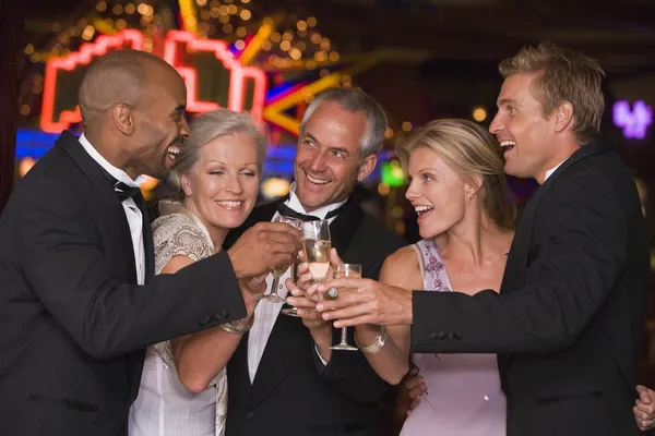 Groep Vrienden Vieren Met Champagne Casino — Stockfoto