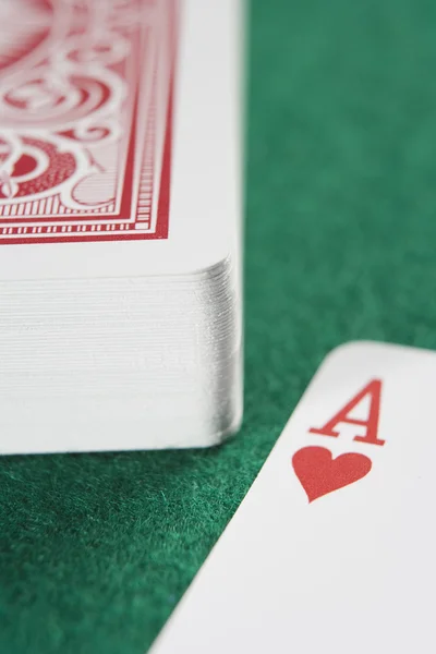 Kartenspiel Auf Green Baize Mit Herz Ass — Stockfoto