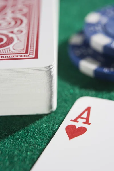 Dek van kaarten en chips met ace harten — Stockfoto