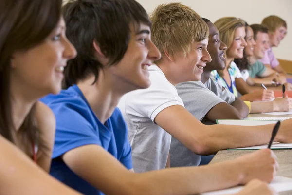 Högskolestudenter som lyssnar på en universitetar föreläsning — Stockfoto