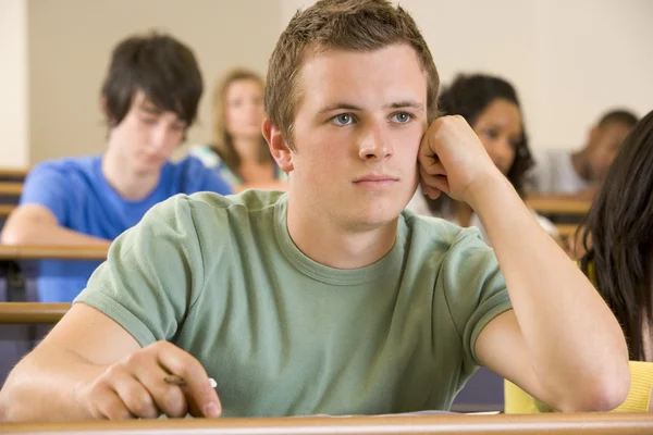 Manlig Collegestudent Lyssnar Universitet Föreläsning — Stockfoto
