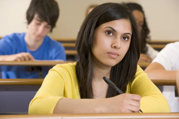 Vrouwelijke college student luisteren naar een lezing van de Universiteit — Stockfoto