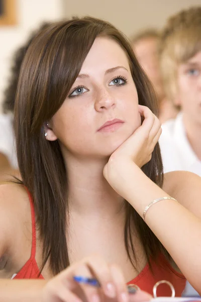 Θηλυκό φοιτητής, ακούγοντας μια διάλεξη του Πανεπιστημίου — Φωτογραφία Αρχείου
