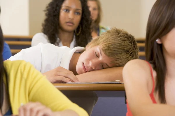 Maschio Studente Universitario Dormire Attraverso Una Lezione Universitaria — Foto Stock
