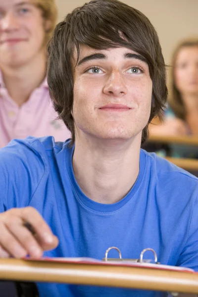 Hombre estudiante universitario escuchando una conferencia universitaria —  Fotos de Stock