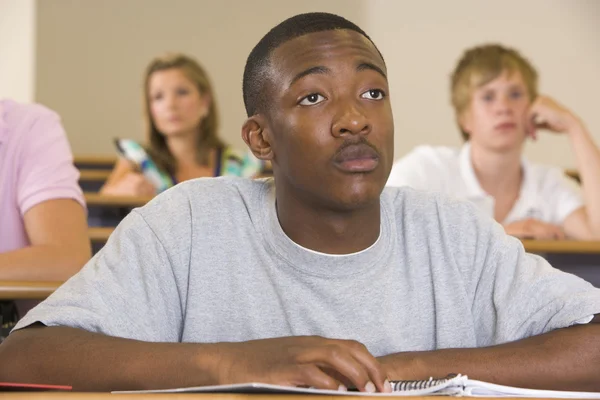 Studente di college maschile ascoltando una lezione universitaria — Foto Stock