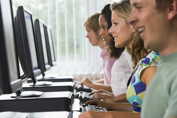 College students in a computer lab — Stock Photo, Image