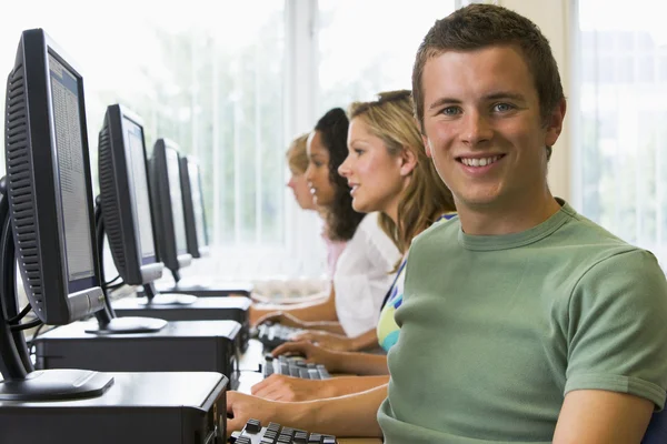 Estudantes Universitários Laboratório Informática — Fotografia de Stock