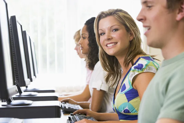 Högskoleelever i ett datorlabb — Stockfoto