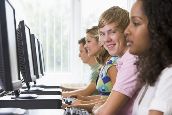 Studenten in een computerlab — Stockfoto