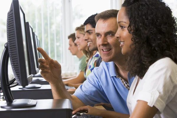Teacher Assisting College Student Computer Lab — Stock Photo, Image