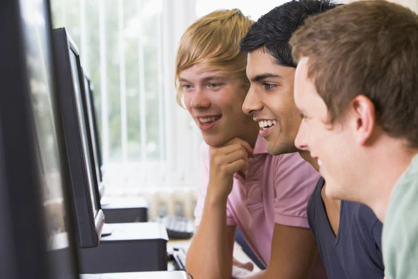 Erkek Üniversite Öğrencileri Bir Bilgisayar Laboratuarında — Stok fotoğraf