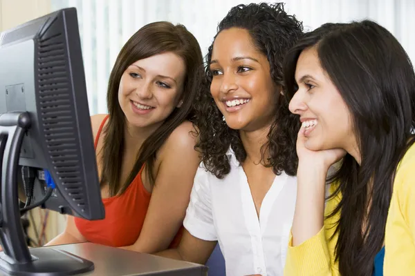 Female college students in a computer lab — Stock Photo, Image
