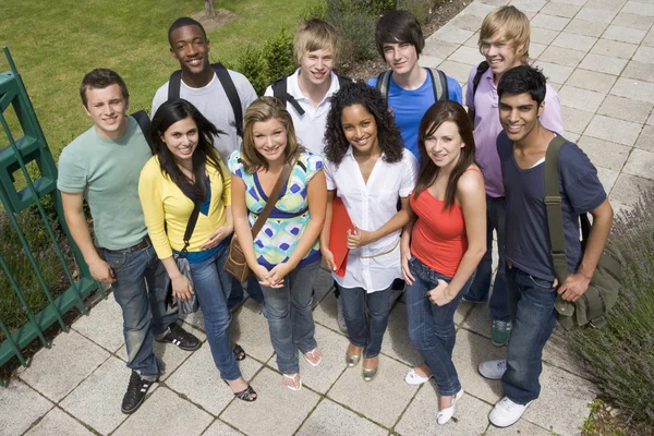 Grupo de estudantes universitários no campus — Fotografia de Stock